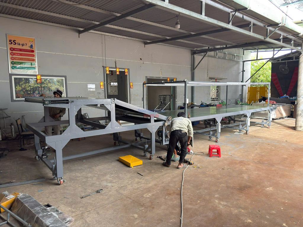 Có hệ thống đèn chiếu sáng + ổ cắm nguồn điện 